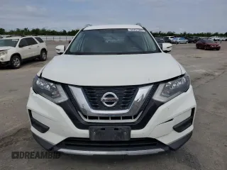 2017 Nissan Rogue SV z VIN JN8AT2MT9HW143571, wystawiony jako Copart lot #53751385 z przebiegiem 105 333 mil mil oraz Szkoda całkowita • Salvage title. Historia ofert i sprzedaży dostępna na DreamBid. Obrazek 5.