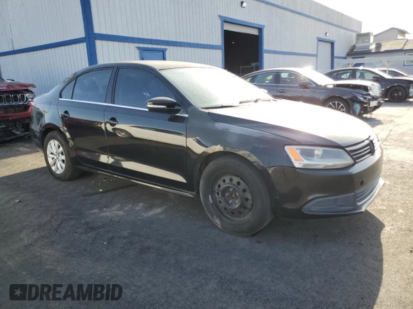 2014 Volkswagen Jetta SE z VIN 3VWD07AJ3EM354078, wystawiony jako Copart lot #63523535 z przebiegiem 137 118 mil mil oraz Czysty tytuł • Clean title. Historia ofert i sprzedaży dostępna na DreamBid. Obrazek 4.