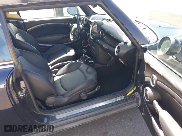 2014 MINI Convertible S z VIN WMWZP3C53ET706796, wystawiony jako IAAI lot #42363811 z przebiegiem 93 581 mil mil oraz . Historia ofert i sprzedaży dostępna na DreamBid. Obrazek 5.