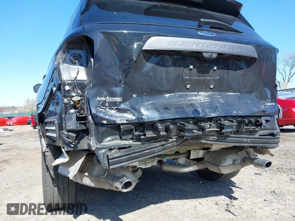 2021 Ford Explorer XLT with VIN 1FMSK8DH4MGC10613, listed as a IAAI auction lot 41932950 with 1,111 mi miles. Bid and sale history available at carsss.com. Image 6.