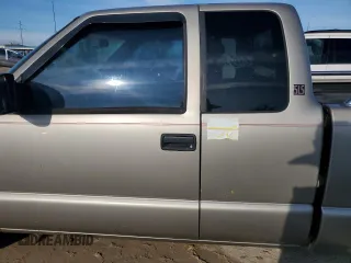 2003 GMC Sonoma SLS z VIN 1GTCS19X438152267, wystawiony jako Copart lot #73819614 z przebiegiem Nie podano mil oraz Szkoda całkowita • Salvage title. Historia ofert i sprzedaży dostępna na DreamBid. Obrazek 12.