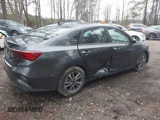 2023 Kia Forte LXS z VIN 3KPF24AD0PE642314, wystawiony jako IAAI lot #41719486 z przebiegiem 17 585 mil mil oraz . Historia ofert i sprzedaży dostępna na DreamBid. Obrazek 4.
