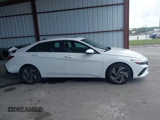 2025 Hyundai Elantra SEL Convenience z VIN KMHLS4DG6SU905114, wystawiony jako IAAI lot #42356092 z przebiegiem 9 569 mil mil oraz . Historia ofert i sprzedaży dostępna na DreamBid. Obrazek 13.