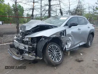 2024 Lexus RZ 450e Premium z VIN JTJAAAAB9RA025975, wystawiony jako IAAI lot #42122679 z przebiegiem Nie podano mil oraz . Historia ofert i sprzedaży dostępna na DreamBid. Obrazek 2.
