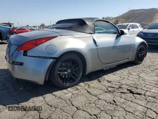 2004 Nissan 350Z Enthusiast z VIN JN1AZ36D34T110490, wystawiony jako Copart lot #57863915 z przebiegiem 139 757 mil mil oraz Szkody całkowita. Historia ofert i sprzedaży dostępna na DreamBid. Obrazek 3.