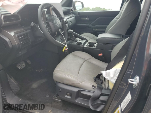 2024 Toyota Tacoma SR5 z VIN 3TYLB5JN0RT056369, wystawiony jako Copart lot #56704105 z przebiegiem 12 025 mil mil oraz Szkoda całkowita • Salvage title. Historia ofert i sprzedaży dostępna na DreamBid. Obrazek 7.