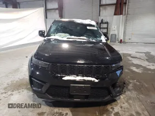2024 Jeep Grand Cherokee Laredo with VIN 1C4RJHAG6R8929378, listed as a Copart auction lot 42204865 with 8,086 mi miles and Salvage title. Bid and sale history available at DreamBid. Image 5.