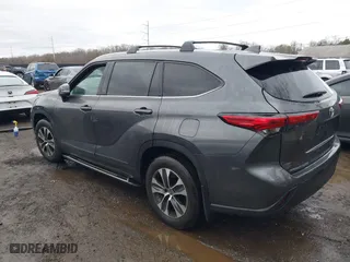 2022 Toyota Highlander XLE with VIN 5TDGZRBH3NS589352, listed as a IAAI auction lot 40977172 with 1 mi miles. Bid and sale history available at carsss.com. Image 3.