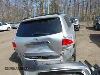 2012 Toyota Highlander Limited z VIN 5TDYK3EH6CS052456, wystawiony jako IAAI lot #41792730 z przebiegiem 170 055 mil mil oraz . Historia ofert i sprzedaży dostępna na DreamBid. Obrazek 17.