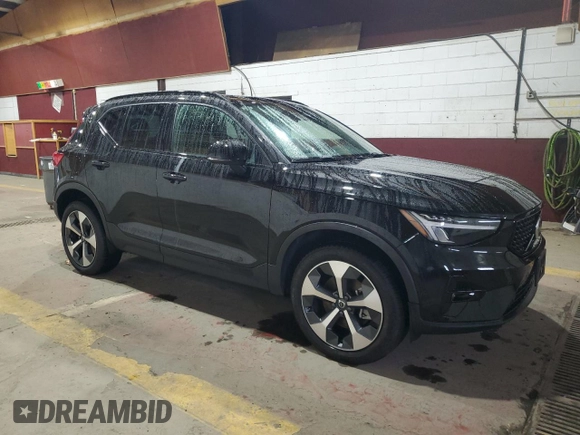 2023 Volvo XC40 Ultimate Dark Theme z VIN YV4L12UX3P2952998, wystawiony jako Copart lot #52724585 z przebiegiem 5578 mil mil oraz Tytuł czysty. Historia ofert i sprzedaży dostępna na DreamBid. Obrazek 4.