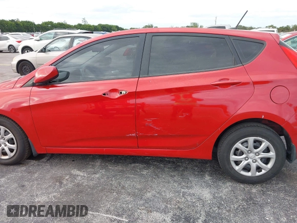 2013 Hyundai Accent GS z VIN KMHCT5AE2DU123126, wystawiony jako IAAI lot #40902043 z przebiegiem 97 822 mil mil oraz . Historia ofert i sprzedaży dostępna na DreamBid. Obrazek 6.