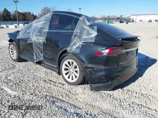 2017 Tesla Model X 90D z VIN 5YJXCBE26HF044710, wystawiony jako IAAI lot #40816228 z przebiegiem Nie podano mil oraz . Historia ofert i sprzedaży dostępna na DreamBid. Obrazek 3.