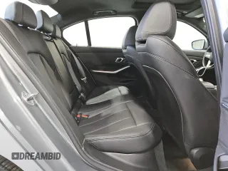 2024 BMW 3 Series 330i z VIN 3MW69FF03R8E05831, wystawiony jako Copart lot #59636535 z przebiegiem 37 718 mil mil oraz Czysty tytuł • Clean title. Historia ofert i sprzedaży dostępna na DreamBid. Obrazek 10.