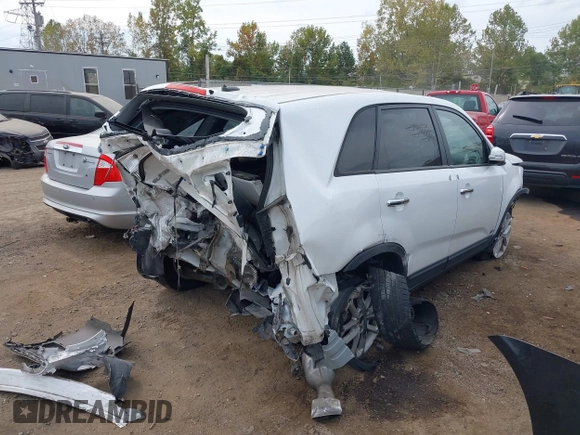 2014 Kia Sorento LX with VIN 5XYKTCA62EG500604, listed as a IAAI auction lot 40404770 with 1 mi miles. Bid and sale history available at carsss.com. Image 4.