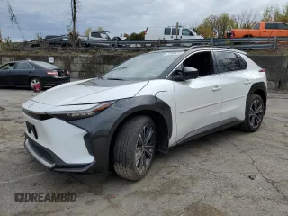 2023 Subaru Solterra Premium z VIN JTMABABA3PA004915, wystawiony jako Copart lot #72092213 z przebiegiem 7564 mil mil oraz . Historia ofert i sprzedaży dostępna na DreamBid. Obrazek 1.