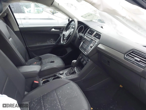 2020 Volkswagen Tiguan SE with VIN 3VV2B7AXXLM006852, listed as a IAAI auction lot 41847653 with 87,123 mi miles. Bid and sale history available at carsss.com. Image 5.