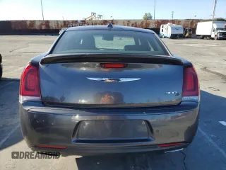 2020 Chrysler 300 S z VIN 2C3CCABG3LH158907, wystawiony jako Copart lot #49107695 z przebiegiem 70 204 mil mil oraz Szkody całkowita. Historia ofert i sprzedaży dostępna na DreamBid. Obrazek 6.