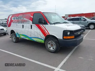 2013 Chevrolet Express Cargo z VIN 1GCWGFCG9D1126844, wystawiony jako IAAI lot #42710968 z przebiegiem 196 926 mil mil oraz . Historia ofert i sprzedaży dostępna na DreamBid. Obrazek 1.