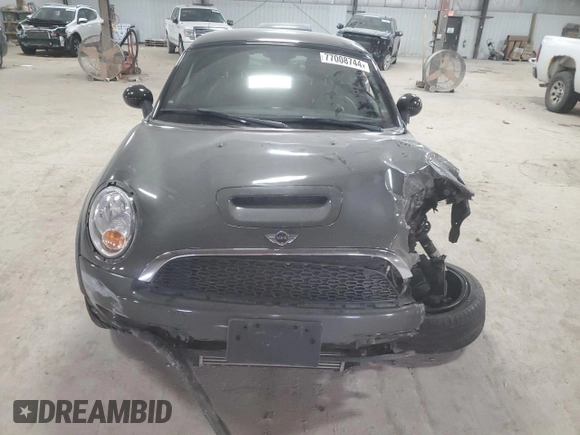2012 MINI Coupe S z VIN WMWSX3C51CT408195, wystawiony jako Copart lot #77008744 z przebiegiem Nie podano mil oraz Szkody całkowita. Historia ofert i sprzedaży dostępna na DreamBid. Obrazek 5.