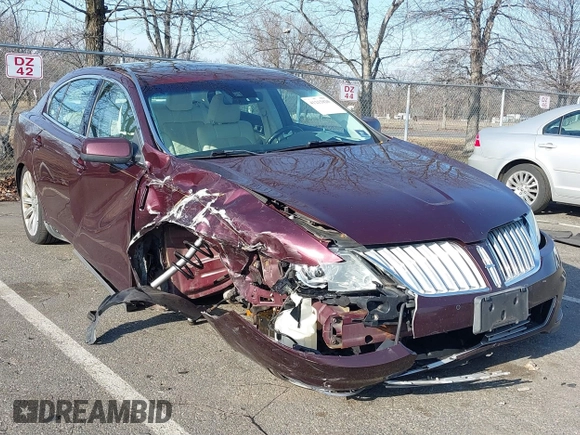 2011 Lincoln MKS z VIN 1LNHL9ERXBG603713, wystawiony jako IAAI lot #41215820 z przebiegiem 133 888 mil mil oraz . Historia ofert i sprzedaży dostępna na DreamBid. Obrazek 1.