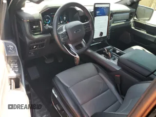 2023 Ford F-150 Lightning Pro z VIN 1FTVW1EL8PWG07655, wystawiony jako Copart lot #53280875 z przebiegiem 24 362 mil mil oraz Szkody całkowita. Historia ofert i sprzedaży dostępna na DreamBid. Obrazek 8.