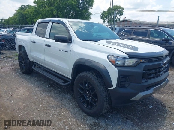 2024 Chevrolet Colorado 4WD Trail Boss z VIN 1GCPTEEKXR1227510, wystawiony jako IAAI lot #42685724 z przebiegiem 9 472 mil mil oraz . Historia ofert i sprzedaży dostępna na DreamBid. Obrazek 1.