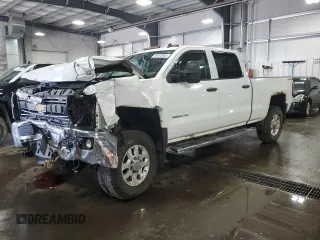 2015 Chevrolet Silverado 3500HD LT z VIN 1GC4KZC86FF132817, wystawiony jako Copart lot #56493565 z przebiegiem 288 917 mil mil oraz Szkody całkowita. Historia ofert i sprzedaży dostępna na DreamBid. Obrazek 1.