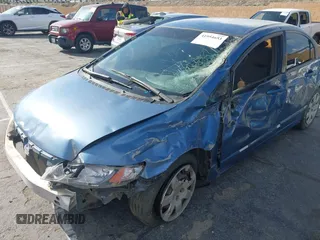2006 Honda Civic LX z VIN 1HGFA16596L015444, wystawiony jako IAAI lot #41954653 z przebiegiem 317 779 mil mil oraz . Historia ofert i sprzedaży dostępna na DreamBid. Obrazek 6.