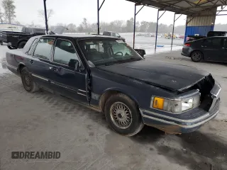 1995 Lincoln Town Car Signature z VIN 1LNLM82W0SY744473, wystawiony jako Copart lot #44752735 z przebiegiem Nie podano mil oraz Szkoda całkowita • Salvage title. Historia ofert i sprzedaży dostępna na DreamBid. Obrazek 4.