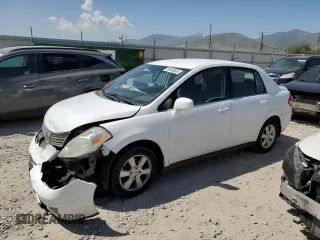 2008 Nissan Versa S z VIN 3N1BC11E68L405491, wystawiony jako Copart lot #58409585 z przebiegiem 95 868 mil mil oraz Szkoda całkowita • Salvage title. Historia ofert i sprzedaży dostępna na DreamBid. Obrazek 1.