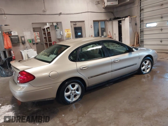 2001 Ford Taurus SES with VIN 1FAFP55S31A143202, listed as a IAAI auction lot 41950702 with 238,193 mi miles. Bid and sale history available at carsss.com. Image 4.