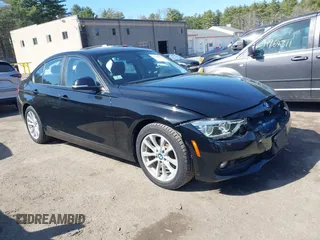 2018 BMW 3 Series 320i xDrive z VIN WBA8A3C53JA489544, wystawiony jako IAAI lot #41948325 z przebiegiem 68 322 mil mil oraz . Historia ofert i sprzedaży dostępna na DreamBid. Obrazek 1.