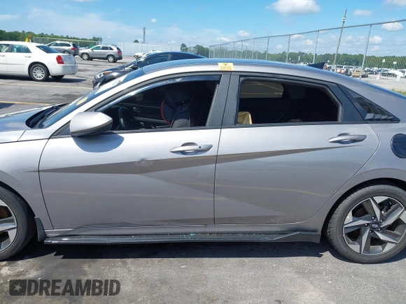 2023 Hyundai Elantra SEL z VIN KMHLS4AG3PU511338, wystawiony jako IAAI lot #42258048 z przebiegiem 3 556 mil mil oraz . Historia ofert i sprzedaży dostępna na DreamBid. Obrazek 6.