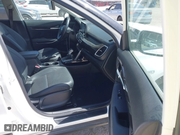 2021 Kia Seltos EX z VIN KNDERCAA4M7165986, wystawiony jako IAAI lot #41815940 z przebiegiem 61 615 mil mil oraz . Historia ofert i sprzedaży dostępna na DreamBid. Obrazek 5.