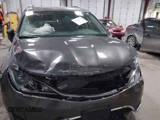 2017 Chrysler Pacifica Touring L z VIN 2C4RC1BGXHR753504, wystawiony jako IAAI lot #41330337 z przebiegiem 103 403 mil mil oraz . Historia ofert i sprzedaży dostępna na DreamBid. Obrazek 12.