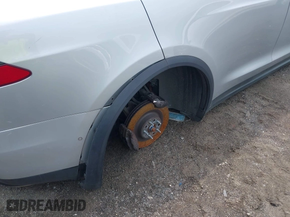 2016 Tesla Model X 70D z VIN 5YJXCAE25GF022898, wystawiony jako IAAI lot #39945988 z przebiegiem Nie podano mil oraz . Historia ofert i sprzedaży dostępna na DreamBid. Obrazek 18.