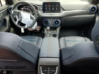 2024 Chevrolet Blazer RS z VIN 3GNKBERS9RS190172, wystawiony jako Copart lot #56324245 z przebiegiem 19 171 mil mil oraz Szkody całkowita. Historia ofert i sprzedaży dostępna na DreamBid. Obrazek 8.