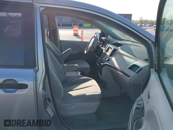2013 Toyota Sienna L z VIN 5TDZK3DC2DS321418, wystawiony jako IAAI lot #42095972 z przebiegiem 189 688 mil mil oraz . Historia ofert i sprzedaży dostępna na DreamBid. Obrazek 5.