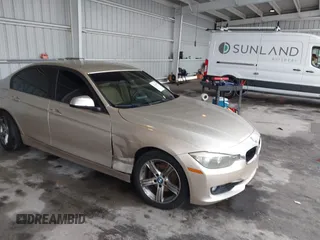 2013 BMW 3 Series 328i z VIN WBA3C1C51DK105056, wystawiony jako IAAI lot #42243999 z przebiegiem 92 659 mil mil oraz . Historia ofert i sprzedaży dostępna na DreamBid. Obrazek 1.