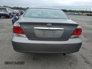 2005 Toyota Camry STD z VIN 4T1BE32K95U580581, wystawiony jako Copart lot #58212165 z przebiegiem 124 350 mil mil oraz Czysty tytuł • Clean title. Historia ofert i sprzedaży dostępna na DreamBid. Obrazek 6.