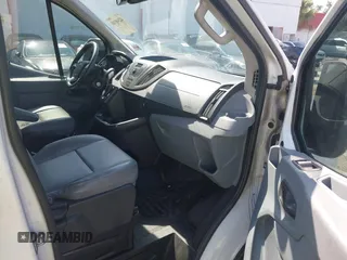 2017 Ford Transit z VIN 1FTYR1ZM7HKA42038, wystawiony jako IAAI lot #42348768 z przebiegiem Nie podano mil oraz . Historia ofert i sprzedaży dostępna na DreamBid. Obrazek 5.