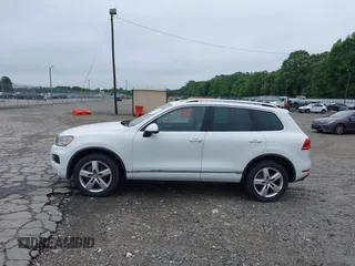 2012 Volkswagen Touareg Sport z VIN WVGEF9BP0CD006506, wystawiony jako IAAI lot #42355432 z przebiegiem 175 346 mil mil oraz . Historia ofert i sprzedaży dostępna na DreamBid. Obrazek 14.