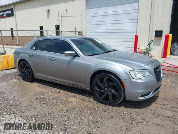 2015 Chrysler 300 Limited z VIN 2C3CCAAG0FH785988, wystawiony jako IAAI lot #42501629 z przebiegiem 176 537 mil mil oraz . Historia ofert i sprzedaży dostępna na DreamBid. Obrazek 1.