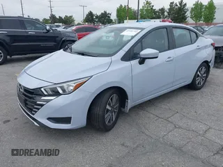 2024 Nissan Versa SV z VIN 3N1CN8EV8RL883656, wystawiony jako IAAI lot #42189707 z przebiegiem 18 509 mil mil oraz . Historia ofert i sprzedaży dostępna na DreamBid. Obrazek 16.