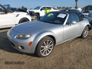 2007 Mazda MX-5 Miata Sport z VIN JM1NC25F170132331, wystawiony jako IAAI lot #42381724 z przebiegiem 74 954 mil mil oraz . Historia ofert i sprzedaży dostępna na DreamBid. Obrazek 17.