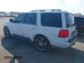 2004 Lincoln Navigator Luxury with VIN 5LMFU27R04LJ43817, listed as a IAAI auction lot 40891013 with 166,620 mi miles. Bid and sale history available at carsss.com. Image 3.