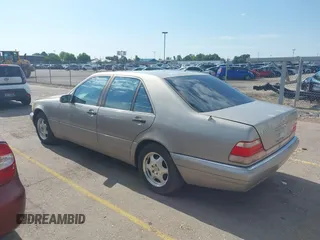 1997 Mercedes-Benz S 320/430/500 z VIN WDBGA32G2VA367036, wystawiony jako IAAI lot #42495763 z przebiegiem 145 809 mil mil oraz . Historia ofert i sprzedaży dostępna na DreamBid. Obrazek 3.