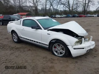 2005 Ford Mustang Deluxe with VIN 1ZVFT80N455211561, listed as a IAAI auction lot 41548177 with Not Provided miles. Bid and sale history available at carsss.com. Image 1.