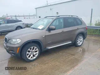 2012 BMW X5 35i z VIN 5UXZV4C51CL749379, wystawiony jako IAAI lot #42494275 z przebiegiem 137 768 mil mil oraz . Historia ofert i sprzedaży dostępna na DreamBid. Obrazek 2.