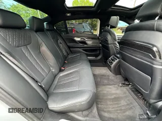 2017 BMW 7 Series ALPINA B7 xDrive z VIN WBA7F2C5XHG422275, wystawiony jako Copart lot #58860745 z przebiegiem 78 093 mil mil oraz Szkody całkowita. Historia ofert i sprzedaży dostępna na DreamBid. Obrazek 6.
